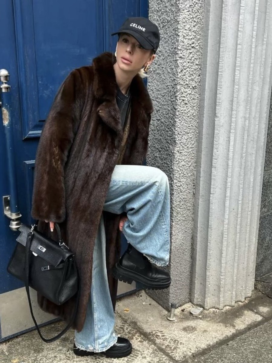 LTolzac's tweet photo. Bonjour ! #streetfashion #fashion #fourrure #chic #hiver #fashionstyle #biodégradable #recyclable #durable #fourrure #fur #mode https://t.co/jelarTLxU8