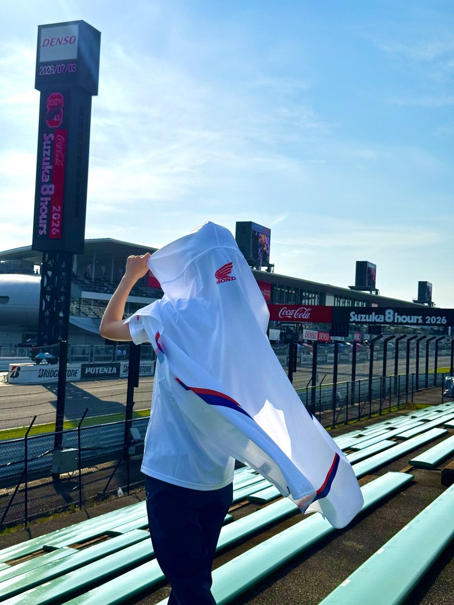 HondaJP_Live's tweet photo. 暑い熱い鈴鹿8耐が開幕‼️

HRC×MIZUNO コラボ商品❄️
気化熱冷却素材「COOLCORE™」Tシャツ＆フード付ポンチョをチェック✅

暑さの中でも、クールに快適さをサポート。

Amazon HRCブランドストア限定で販売中👇
https://t.co/QJH4i43Luj

#MIZUNO #Honda #HRC #鈴鹿8耐 #冷感
#Coolcore https://t.co/RaOtpdLSFe