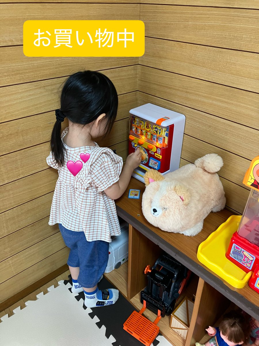 flat_mom3's tweet photo. 【今日のおもちゃ図書館】
5ヶ月から2歳まで、5組の親子があそびに来てくれました。初めてのお友達も✨

ママたちのおしゃべりも盛り上がっていました😊

七夕の短冊にお絵描きしたり、願い事を書きました🎋

5周年の記念品も今日から配っています🎁ぜひもらいに来てくださいね〜！ https://t.co/6v5qymYWqW