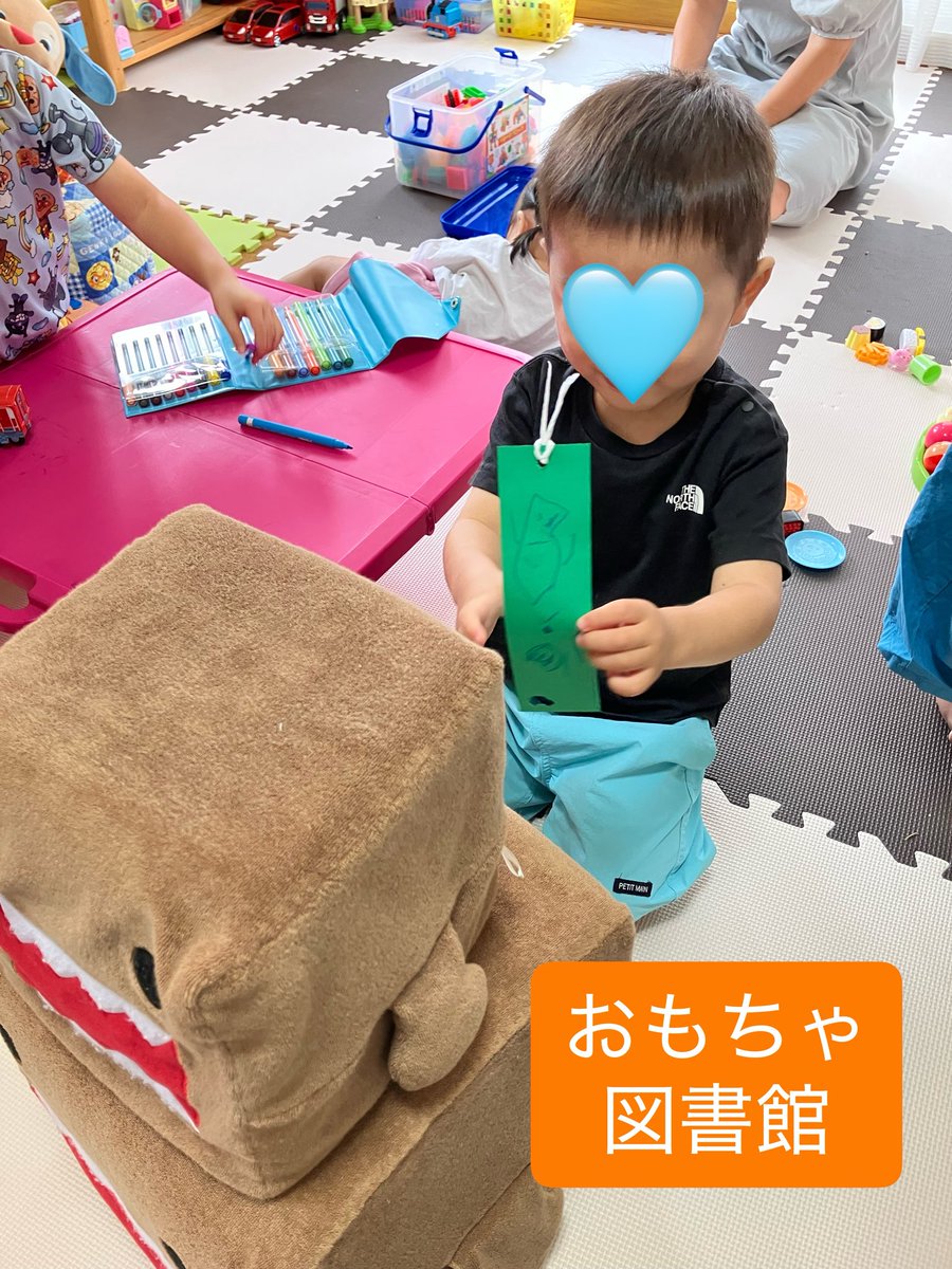 flat_mom3's tweet photo. 【今日のおもちゃ図書館】
5ヶ月から2歳まで、5組の親子があそびに来てくれました。初めてのお友達も✨

ママたちのおしゃべりも盛り上がっていました😊

七夕の短冊にお絵描きしたり、願い事を書きました🎋

5周年の記念品も今日から配っています🎁ぜひもらいに来てくださいね〜！ https://t.co/6v5qymYWqW