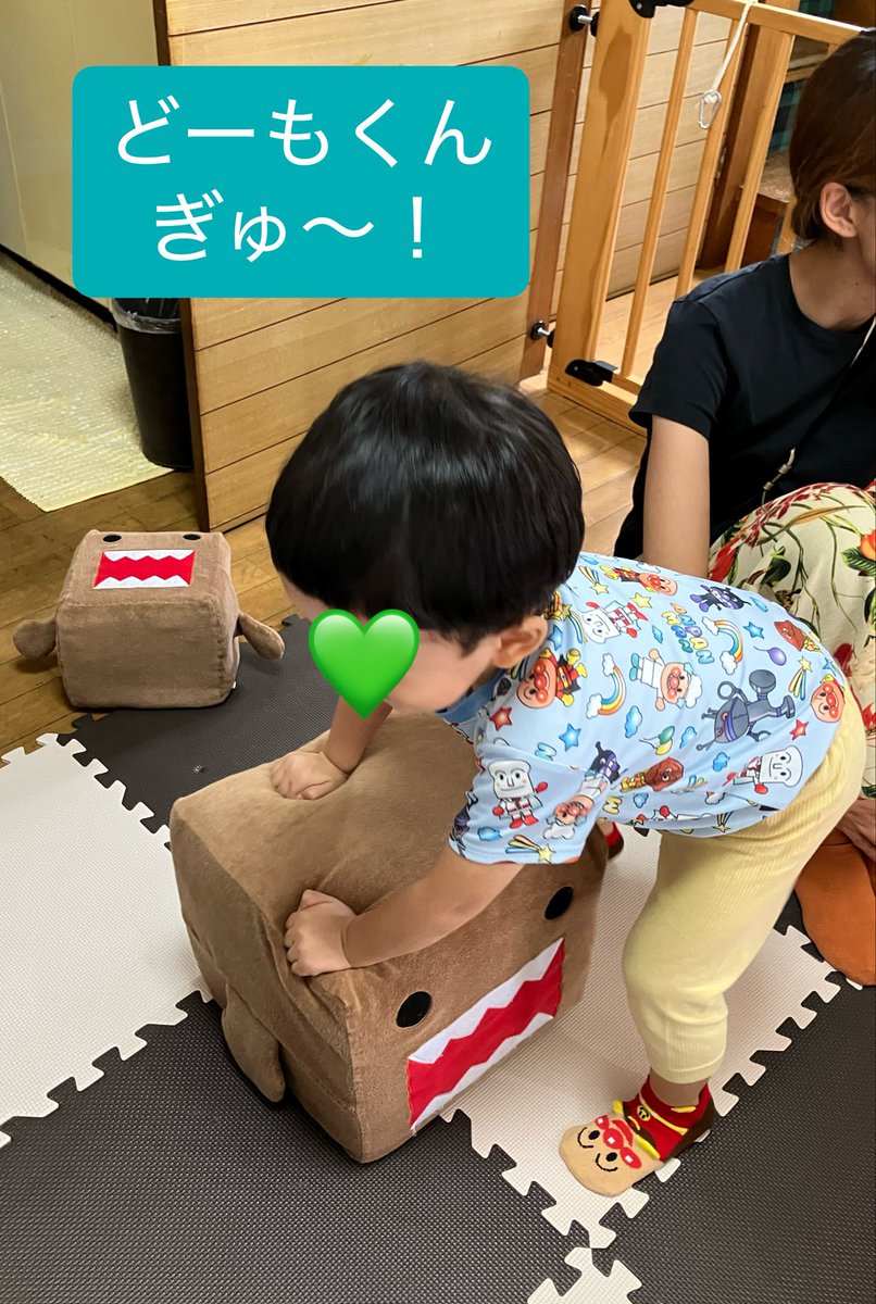 flat_mom3's tweet photo. 【今日のおもちゃ図書館】
5ヶ月から2歳まで、5組の親子があそびに来てくれました。初めてのお友達も✨

ママたちのおしゃべりも盛り上がっていました😊

七夕の短冊にお絵描きしたり、願い事を書きました🎋

5周年の記念品も今日から配っています🎁ぜひもらいに来てくださいね〜！ https://t.co/6v5qymYWqW