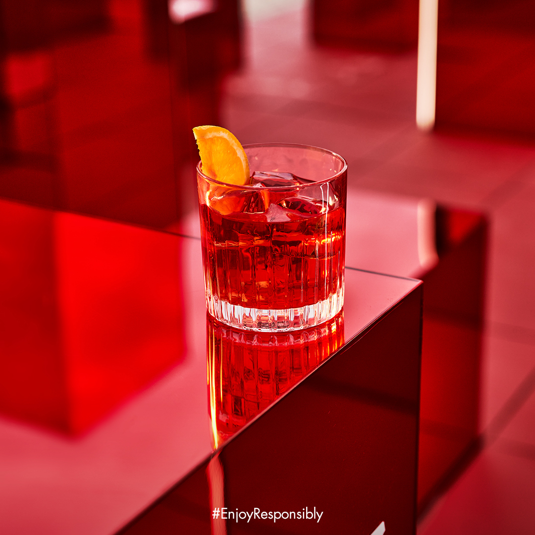 Campari_Japan's tweet photo. 世代を超えて受け継がれてきた、クラシックカクテル #ネグローニ 。
時が流れても、情熱的な赤い魅力は今なお色褪せることはありません。
　
#カンパリ #Campari #Negroni #EnjoyResponsibly https://t.co/wK6DEOtwAK