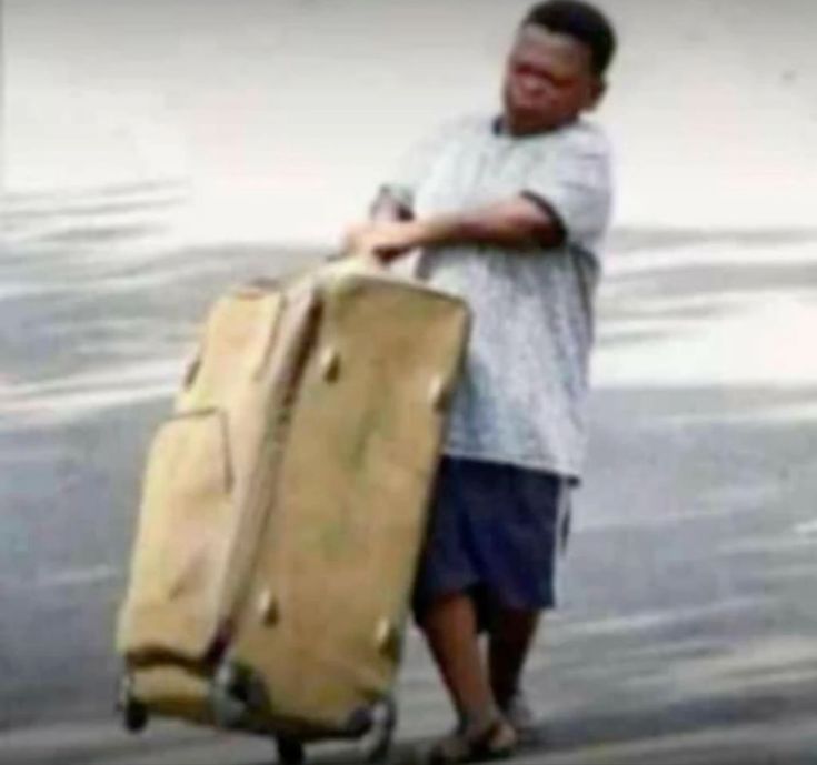 ehwiah_'s tweet photo. @Msliterarylover Me packing up my bags immediately someone recommends a self help book https://t.co/9r0KIIGj1l