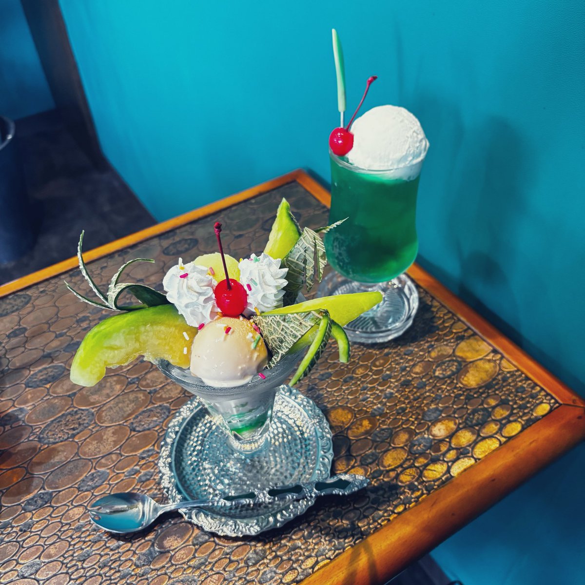 green_ageo's tweet photo. 期間限定メロンパフェ

#メロンパフェ
#パフェ https://t.co/5jXX92E5Mx