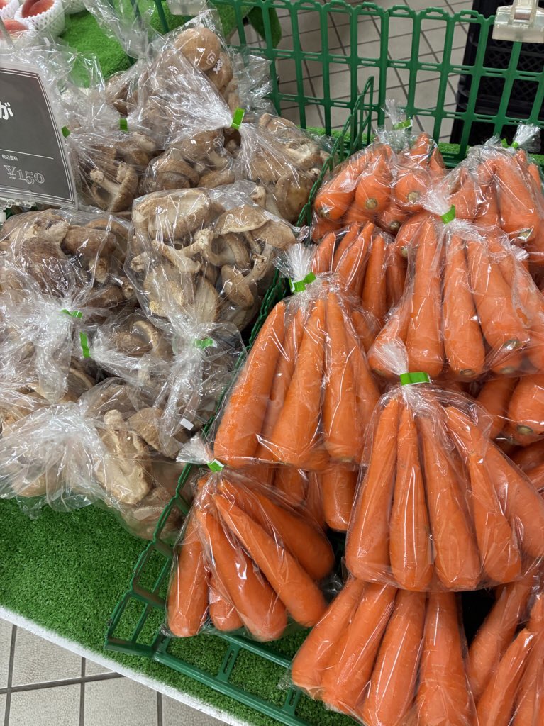 fruit_park's tweet photo. 4日、5日の朝市情報です😊
桃🍑1パック400円〜、
小玉スイカ🍉1玉700円、
椎茸1袋200円、人参🥕1袋100円、玉ねぎ1袋150円、ジャガイモ1袋150円と
お買い得です💁‍♀️
桃🍑早い数に限りがありますので、お早めにご来店ください🙇‍♂️
#東谷山フルーツパーク #お買い得 #朝市 https://t.co/4dJeIKC1GE