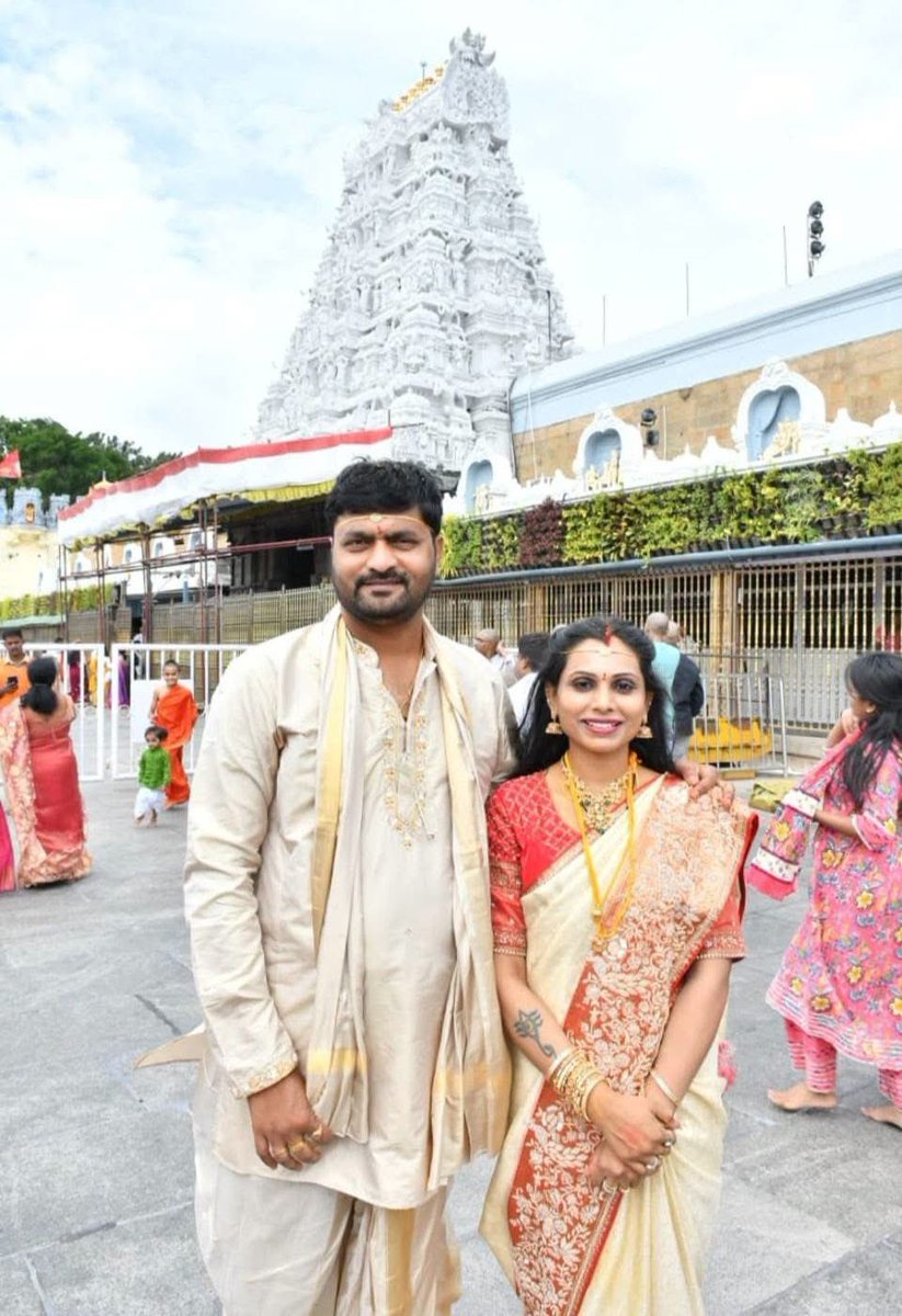 Swathireddytdp's tweet photo. కుటుంబ సమేతంగా తిరుమల శ్రీవారిని దర్శించుకున్న వేళ 🙏🙏

మీ అందరి ఆశీస్సులు , ప్రేమ మా మీద ఉండాలి అని కోరుకుంటున్నాము ..🙏 https://t.co/2gl9SzCttX