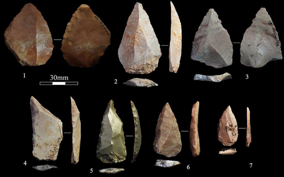 AntiquityJ's tweet photo. Middle Palaeolithic flint tools from Ashkawty Tarik Cave in the Zagros Mountains #FlintFriday

Made by #Neanderthals, they display features of both Zagros Mousterian and Levantine styles, hinting at contact with early modern humans.

🆓 https://t.co/MhnHmKi2AM https://t.co/u0hOpdwElQ