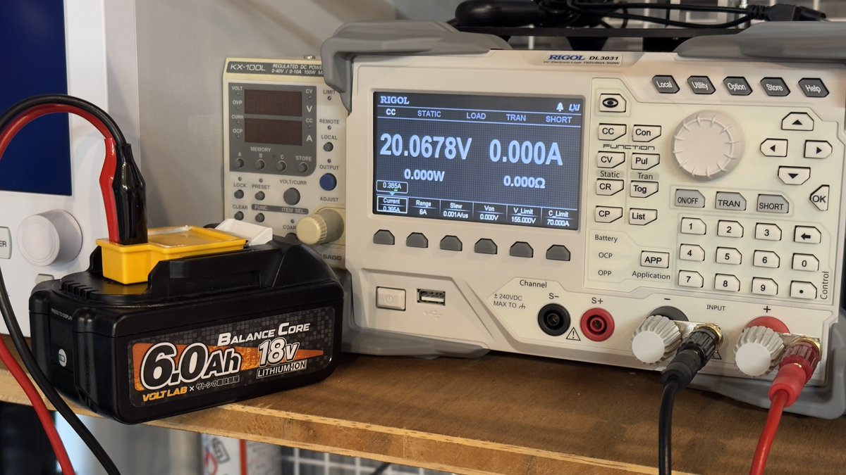 VOLTECHNO's tweet photo. 話題のバランサー付きUSB PD搭載マキタ互換18Vバッテリーを検証中、色々見ているのですが満充電状態から放置していると電圧が少しずつ下がっていく謎の挙動を確認中
バランサーの挙動なのかType-C基板の待機電力が甘いのか計測器がリークしているのか、現状何とも言えない状態です https://t.co/tsEr4it4cz