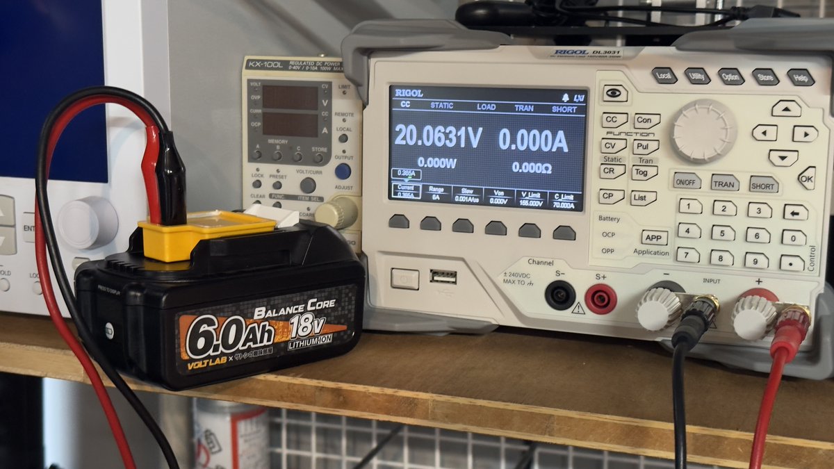 VOLTECHNO's tweet photo. 話題のバランサー付きUSB PD搭載マキタ互換18Vバッテリーを検証中、色々見ているのですが満充電状態から放置していると電圧が少しずつ下がっていく謎の挙動を確認中
バランサーの挙動なのかType-C基板の待機電力が甘いのか計測器がリークしているのか、現状何とも言えない状態です https://t.co/tsEr4it4cz