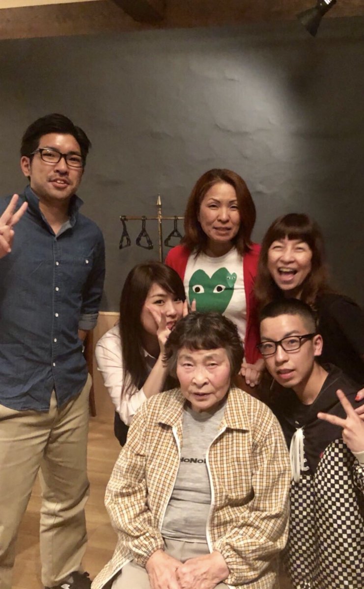 melmo515's tweet photo. 母の遺言で法要は無し。
49日のお墓参りを済ませ
向かった場所は

#ほろ酔い厨房椿屋 

私の同級生が営むお店。

母と最後に外食したのがこのお店

母82歳。若い🥰

バクバク食べて飲んでた母を
思い出しました

8年前のこの日、母にサプライズで
椿屋に登場した私、、経緯忘れた😅けど
母の驚いた顔しっかり覚えてる

椿屋の後、ほんの30分でしたが
美味子のバイト先　楚々にも寄れた！

移動時間、約往復8時間
滞在5時間　強行帰省でしたが

想い出の1日となりました。。

かおりありがと