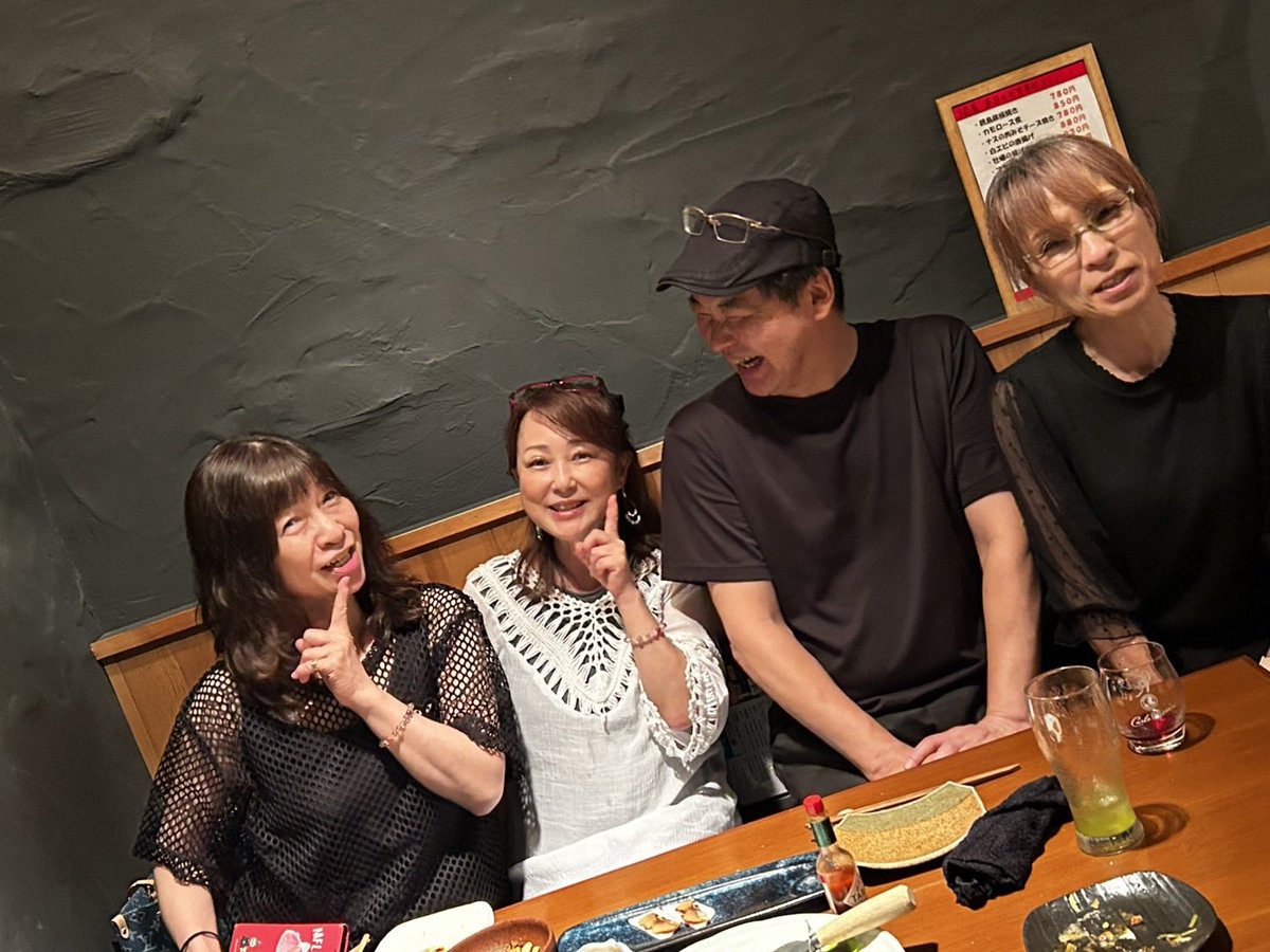 melmo515's tweet photo. 母の遺言で法要は無し。
49日のお墓参りを済ませ
向かった場所は

#ほろ酔い厨房椿屋 

私の同級生が営むお店。

母と最後に外食したのがこのお店

母82歳。若い🥰

バクバク食べて飲んでた母を
思い出しました

8年前のこの日、母にサプライズで
椿屋に登場した私、、経緯忘れた😅けど
母の驚いた顔しっかり覚えてる

椿屋の後、ほんの30分でしたが
美味子のバイト先　楚々にも寄れた！

移動時間、約往復8時間
滞在5時間　強行帰省でしたが

想い出の1日となりました。。

かおりありがと
