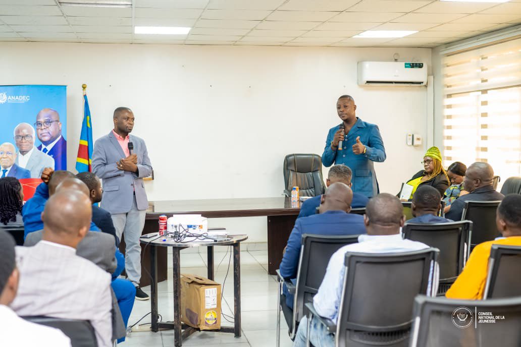Ronaldo_Mayumbu's tweet photo. Au boulot ! 

48 heures après le lancement du Programme Présidentiel « Debout Jeune Congolais », nous sommes déjà à pied d’œuvre.

Heureux d’avoir contribué, avec les différentes parties prenantes, à l’atelier de sensibilisation et d’immersion des présidents provinciaux de la jeunesse autour du CONAPAS, un dispositif clé pour promouvoir l’entrepreneuriat des jeunes à travers les 26 provinces.

Le travail ne fait que commencer, mais la vision est claire : transformer le potentiel de notre jeunesse en opportunités concrètes.

Chaque engagement compte. Chaque action a son importance. Ensemble, bâtissons la RDC que nous voulons. 

#Restonsconcentrés 
#JeunesseRDC
#EntrepreneuriatRDC
#Emploi
#FATSHI
#conapas 
@FelixUdps @SuminwaJudith @JustinKALUMBA @GraceKutino @Anthony_Nkinzo @EbambiKatalayi @mbuyiclaude12 @juantedbelkas @GodefroyKizaba