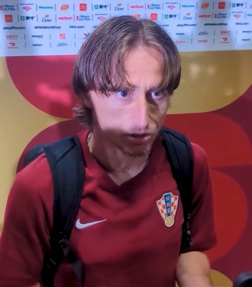 ActuFoot_'s tweet photo. 🚨 « ON DIRAIT QUE LA VAR JOUE TOUJOURS CONTRE NOUS. 😤 »

Luka Modric 🇭🇷 est FOU DE RAGE après l’élimination face au Portugal 🇵🇹 et s’en prend à la VAR. 😠

« Quand la VAR a été introduite pour la première fois, J’AI DIT QUE JE N’AIMAIS PAS ÇA. ❌

Avec le temps, elle s’est révélée utile dans certains cas, mais soit elle est utilisée à MAUVAIS ESCIENT, soit je ne sais pas…

Soit elle est appliquée DE MANIÈRE SÉLECTIVE, SOIT EN FONCTION DE L’IMPORTANCE DE L’ÉQUIPE. 😱

Parce que, à mon avis, la VAR ne devrait intervenir qu’en cas D’ERREUR MANIFESTE FLAGRANTE À 200%.

Aujourd’hui, pour moi, IL N’Y AVAIT PAS PENALTY. Ils étaient à la lutte et se tiraient mutuellement. On n’accorde pas de penalties comme ça au football. 😫 »

🎙️ zone mixte