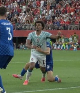 ActuFoot_'s tweet photo. 🚨 « ON DIRAIT QUE LA VAR JOUE TOUJOURS CONTRE NOUS. 😤 »

Luka Modric 🇭🇷 est FOU DE RAGE après l’élimination face au Portugal 🇵🇹 et s’en prend à la VAR. 😠

« Quand la VAR a été introduite pour la première fois, J’AI DIT QUE JE N’AIMAIS PAS ÇA. ❌

Avec le temps, elle s’est révélée utile dans certains cas, mais soit elle est utilisée à MAUVAIS ESCIENT, soit je ne sais pas…

Soit elle est appliquée DE MANIÈRE SÉLECTIVE, SOIT EN FONCTION DE L’IMPORTANCE DE L’ÉQUIPE. 😱

Parce que, à mon avis, la VAR ne devrait intervenir qu’en cas D’ERREUR MANIFESTE FLAGRANTE À 200%.

Aujourd’hui, pour moi, IL N’Y AVAIT PAS PENALTY. Ils étaient à la lutte et se tiraient mutuellement. On n’accorde pas de penalties comme ça au football. 😫 »

🎙️ zone mixte