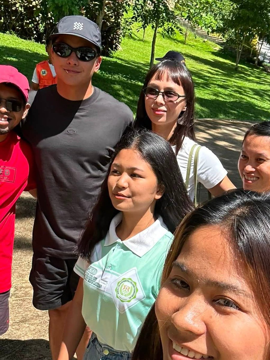blairwaldorfs_'s tweet photo. if ever you guys were also curious kung ano yung hawak ni daniel in those boardwalk footages -- toothpick 🤣

these two just look like partners in every sense of the word even in simple photos like these they complement each other 🥹 https://t.co/CNI1JPGr47