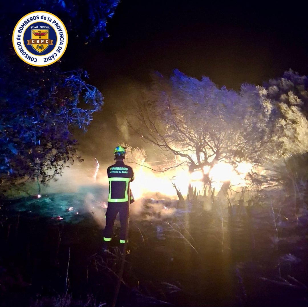 BomberosCbpc's tweet photo. 🗓️3/7/26 ⏰00.20h
Salida del parque de #Medina por incendio de vegetación en la cuneta de la A-389, Km.33, sentido Paterna
El fuego afecta a unos 300 m² de matorrales, arbustos y pastos y procedemos a la extinción, evitando su propagación
👩🚒3 🚒1 💦3.000 l
#CBPC https://t.co/l6eJRmjuTU