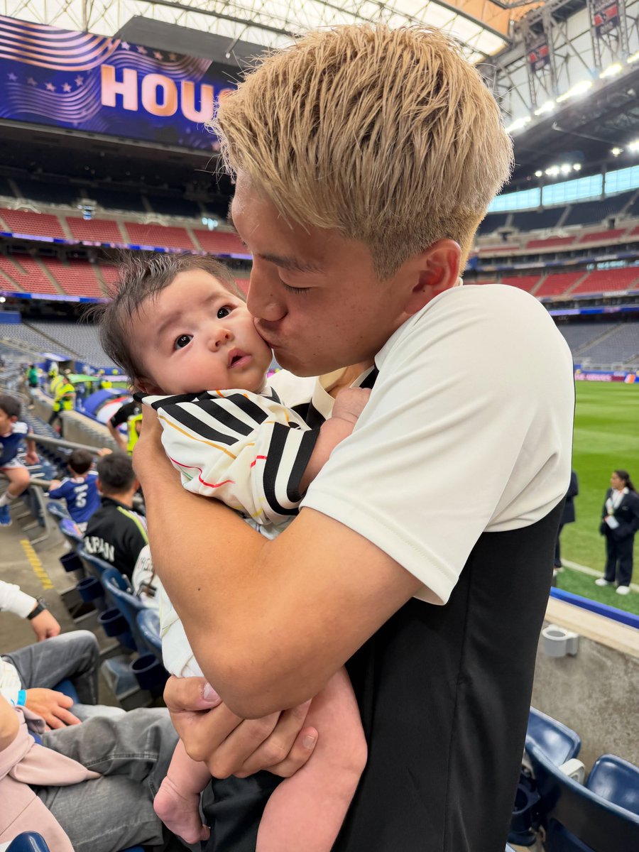 eintracht_jp's tweet photo. #堂安律 選手、第一子ご誕生おめでとうございます👶🖤❤️

アイントラハトファミリーに、新たな小さな仲間が加わりました🦅

ご家族にとってかけがえのないこの特別な時間を、心よりお祝い申し上げます🎉

お子さまの健やかな成長と、ご家族皆さまの末永い幸せを願っています❤️

#SGE | 📸:@doan_ritsu https://t.co/D5PLx0qw2Z