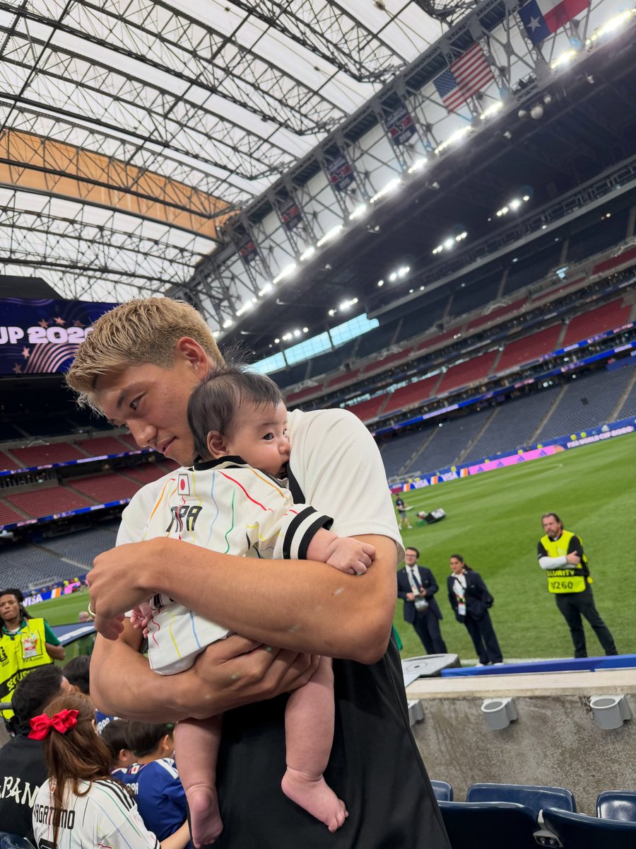 eintracht_jp's tweet photo. #堂安律 選手、第一子ご誕生おめでとうございます👶🖤❤️

アイントラハトファミリーに、新たな小さな仲間が加わりました🦅

ご家族にとってかけがえのないこの特別な時間を、心よりお祝い申し上げます🎉

お子さまの健やかな成長と、ご家族皆さまの末永い幸せを願っています❤️

#SGE | 📸:@doan_ritsu https://t.co/D5PLx0qw2Z