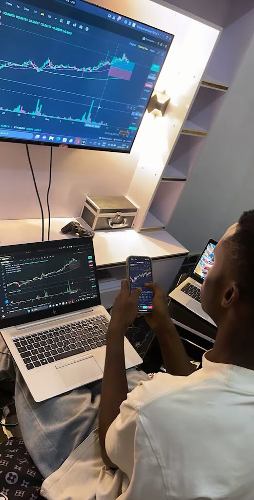 KINGKLC001's tweet photo. This was me in 2024, locked in 📊🔐, learning trading  from scratch. Back then, I knew absolutely nothing about trading. No experience, no shortcuts—just a dream, determination, and a willingness to learn.

Today marks 2 years since I started this journey.

A lot of people ask me, "How did you become profitable so fast?"

The answer is simple: I failed fast, I learned fast, and I never gave up.

Behind every profitable trade today are countless losses, sleepless nights, frustration, self-doubt, and hours of studying when nobody was watching. While many only see the results, they don't see the sacrifices that built them.

Every setback became a lesson. Every mistake made me stronger. I refused to quit, even when nothing seemed to be working.

If you're just starting your journey, don't compare your Chapter 1 to someone else's Chapter 20. Stay consistent accept the pain , trust the process, and keep showing up.

Two years later, I'm living proof that consistency, patience, and hard work can change your life.

This is only the beginning…. NO PAIN NO GAIN👑🏋️