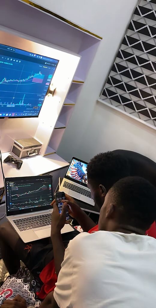 KINGKLC001's tweet photo. This was me in 2024, locked in 📊🔐, learning trading  from scratch. Back then, I knew absolutely nothing about trading. No experience, no shortcuts—just a dream, determination, and a willingness to learn.

Today marks 2 years since I started this journey.

A lot of people ask me, "How did you become profitable so fast?"

The answer is simple: I failed fast, I learned fast, and I never gave up.

Behind every profitable trade today are countless losses, sleepless nights, frustration, self-doubt, and hours of studying when nobody was watching. While many only see the results, they don't see the sacrifices that built them.

Every setback became a lesson. Every mistake made me stronger. I refused to quit, even when nothing seemed to be working.

If you're just starting your journey, don't compare your Chapter 1 to someone else's Chapter 20. Stay consistent accept the pain , trust the process, and keep showing up.

Two years later, I'm living proof that consistency, patience, and hard work can change your life.

This is only the beginning…. NO PAIN NO GAIN👑🏋️