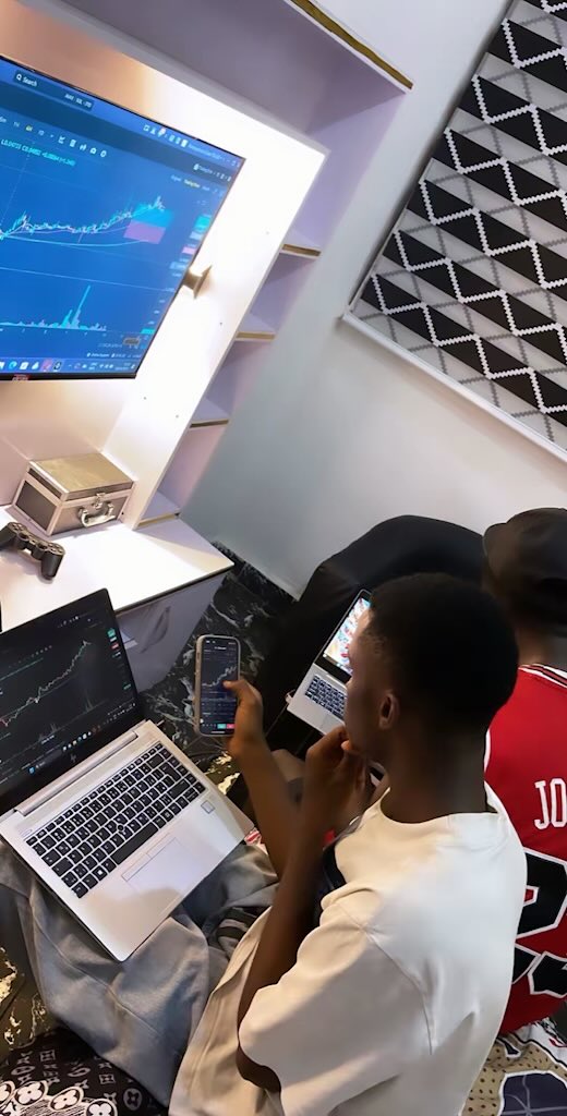 KINGKLC001's tweet photo. This was me in 2024, locked in 📊🔐, learning trading  from scratch. Back then, I knew absolutely nothing about trading. No experience, no shortcuts—just a dream, determination, and a willingness to learn.

Today marks 2 years since I started this journey.

A lot of people ask me, "How did you become profitable so fast?"

The answer is simple: I failed fast, I learned fast, and I never gave up.

Behind every profitable trade today are countless losses, sleepless nights, frustration, self-doubt, and hours of studying when nobody was watching. While many only see the results, they don't see the sacrifices that built them.

Every setback became a lesson. Every mistake made me stronger. I refused to quit, even when nothing seemed to be working.

If you're just starting your journey, don't compare your Chapter 1 to someone else's Chapter 20. Stay consistent accept the pain , trust the process, and keep showing up.

Two years later, I'm living proof that consistency, patience, and hard work can change your life.

This is only the beginning…. NO PAIN NO GAIN👑🏋️