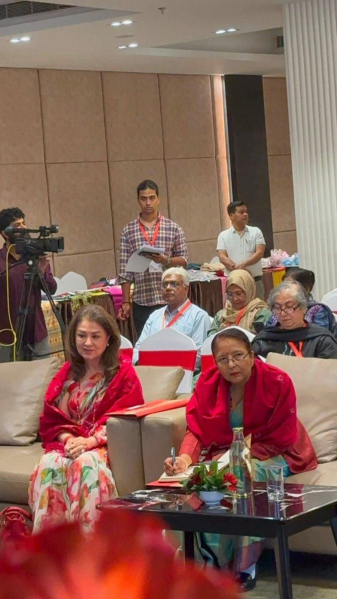 bandanarana2014's tweet photo. Honoured to join 25th Anniversary of the #KathmanduDeclaration on Home-Based Workers. Having worked with this movement for many years  it was inspiring to witness the progress achieved through solidarity and collective action. Congratulations to @HomeNet_SAsia https://t.co/eXdIeEgB9f