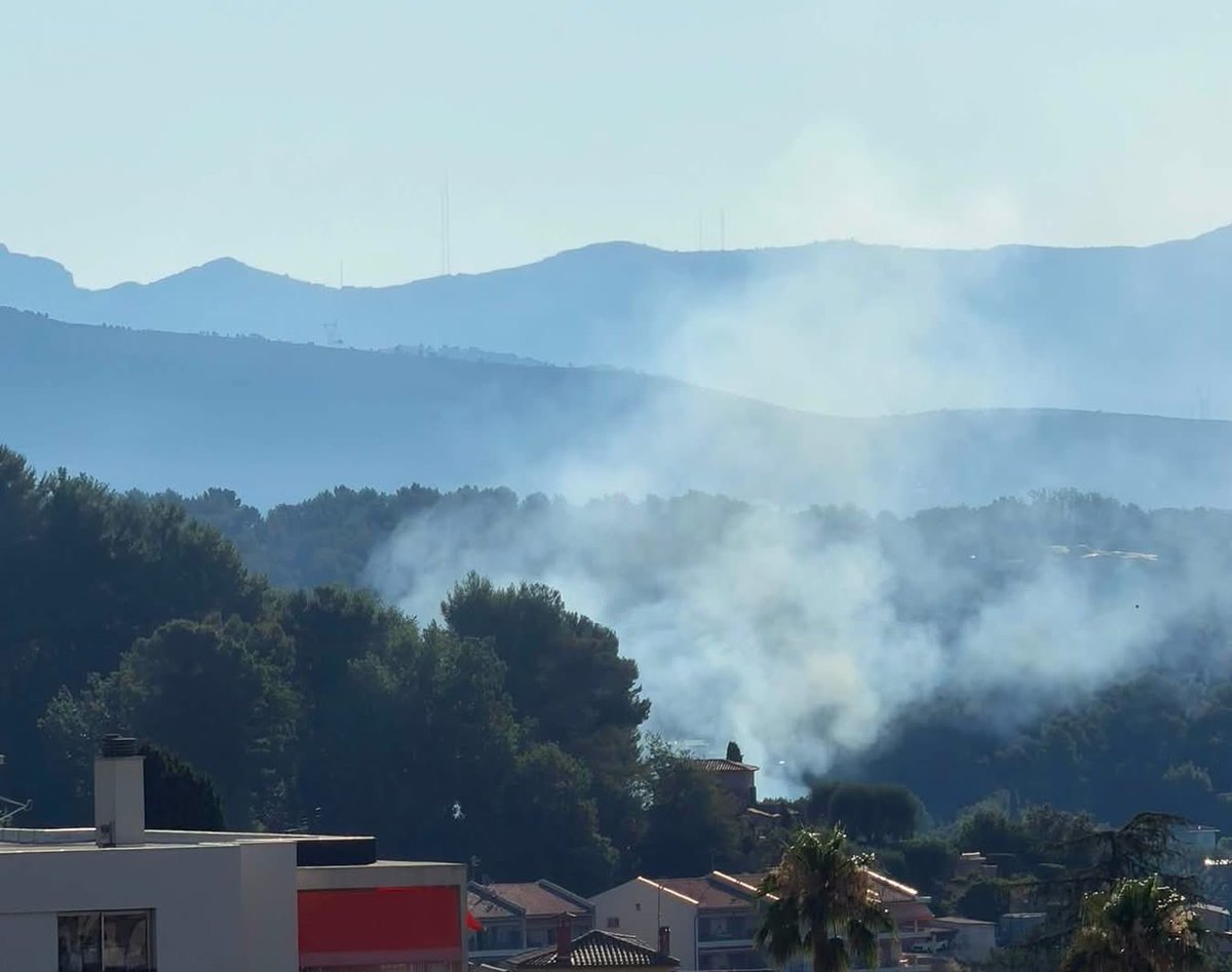 ChrisBelicchi's tweet photo. Départ de #feu à #Vence 🔥
D’importants moyens de Secours terrestres et aériens engagés
@FeuxdeForet_FR @asso_psfdf @sdis_06
@Lionel_Tivoli @feu https://t.co/Sb5SenXFnu