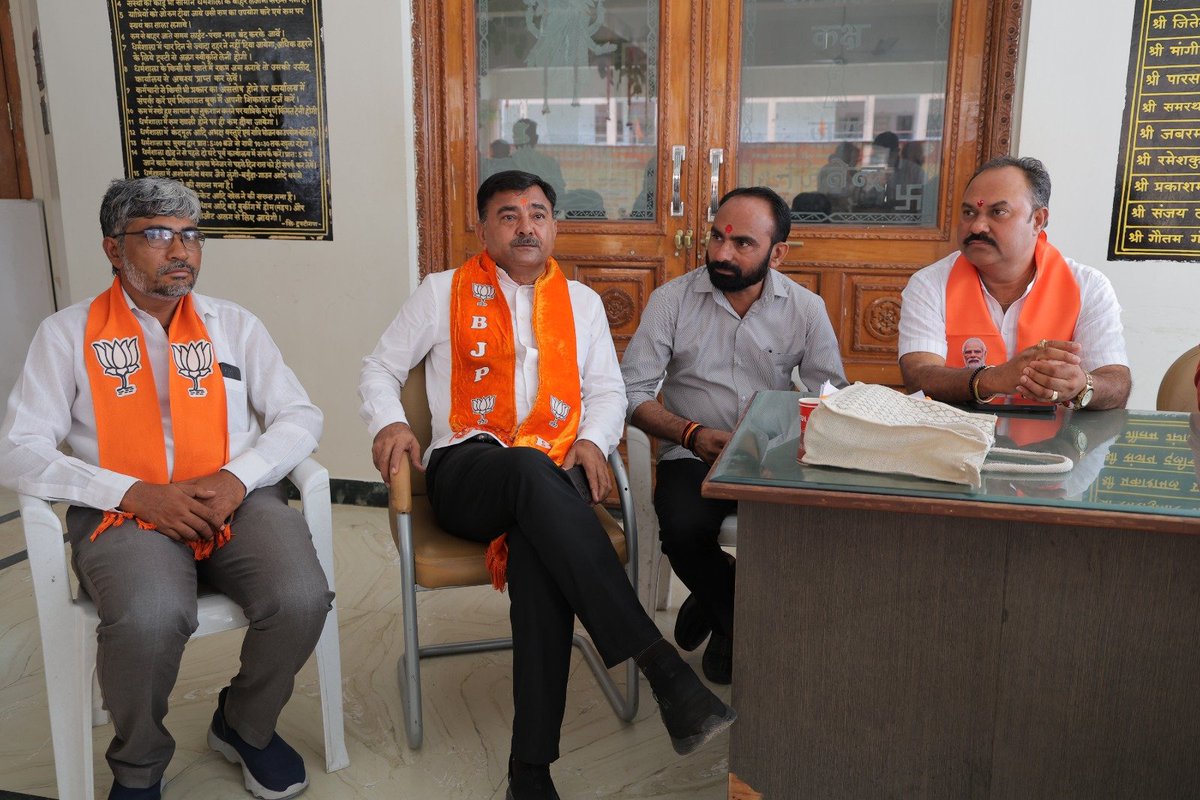 Gautambhaibjp's tweet photo. @narendramodi @sanghaviharsh @BJP4Gujarat @CMOGuj @iJagdishBJP @AmitShah @Nimu_Bambhaniya @ratnakar273 @PMOIndia @jitu_vaghani (૨/૨) કાર્યકર્તાઓ સાથે સાર્થક સંવાદ કરવાનો અવસર પ્રાપ્ત થયો!

પ્રશિક્ષણ વર્ગ કાર્યકર્તાઓના વ્યક્તિત્વ અને નેતૃત્વના વિકાસ સાથે સંગઠનને વધુ મજબૂત બનાવવામાં મહત્વપૂર્ણ ભૂમિકા ભજવે છે. સાથે જ, કાર્યકર્તાઓમાં નવી ઊર્જા, પ્રેરણા અને રાષ્ટ્રસેવા પ્રત્યેની અડગ પ્રતિબદ્ધતાનો સંચાર કરે છે https://t.co/3nfRhstGi2