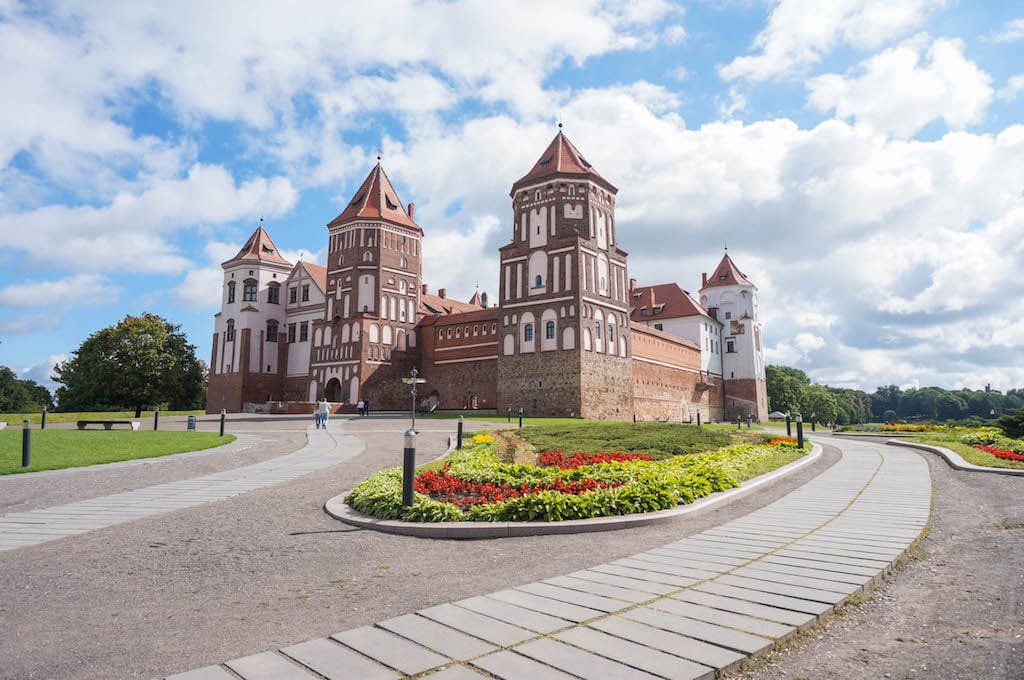 uj_chuka's tweet photo. 𝙄𝙣𝙙𝙚𝙥𝙚𝙣𝙙𝙚𝙣𝙘𝙚 𝘿𝙖𝙮 🇧🇾

Today, Belarus celebrates Independence Day. The holiday marks the liberation of their capital city, Minsk from Nazi German occupation on 3rd July 1944 during the Second World War.

𝙄𝙣𝙩𝙚𝙧𝙚𝙨𝙩𝙞𝙣𝙜 𝙁𝙖𝙘𝙩𝙨 🕵🏻‍♂️:

➤ Capital: Minsk 🏛️
➤ Official Languages: Belarusian and Russian 🗣️
➤ Location: Eastern Europe 🌍
➤ National Animal: European Bison 🦬
➤ National Symbol: Cornflower 🌸
➤ Forest: Home to the Białowieża Forest, one of Europe's last primeval forests 🌳
➤ Demonym: Belarusians 🧍🏻‍♂️
➤ Currency: Belarusian Ruble 💰
➤ Currency Exchange: 1 USD ≈ 2.891 Belarusian Rubles 💵