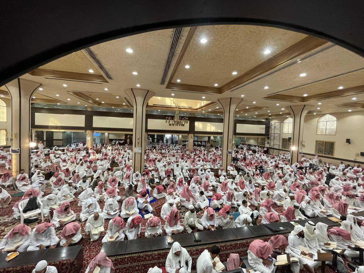 summaryer's tweet photo. جامع الصفيان، من الجوامع النشيطة جداً في الدروس العلمية وحلقات التحفيظ.
وهذه الأيام تقام فيه دورة الموطأ، بمشاركة عدد من أهل العلم.

الجامع يحتاج للترميم، وقد تم تغطية ٦٥٪ من المبلغ المرصود للترميم، وبقي ٣٥٪ (٢٦٤,٨٠٠ ريال). 

ليتنا نتعاون هذه المرة، وكل مرة حتى تتم تغطية المبلغ، وذلك عبر:
١- إعادة النشر.
٢- التفضيل.
٣- المشاركة عبر حالات الواتساب وقروبات الأهل والأصدقاء، والتواصي على التبرع وتكراره.

المبلغ يسير، مقارنة بما كان وقت البدء بالنشر لهذه الحالة. 

والتبرع يقبل أي مبلغ. 
فالله الله على هذا الأجر الذي يحصل لك كل يوم إذا تم الترميم، بالصلاة، وحفظ القرآن، والدروس العلمية، وكل ذلك أجور تستمر لك بعد الموت.

رابط الحالة:
https://t.co/CETmxvAp9b

صورة من حضور إحدى الدورات الشرعية 👇