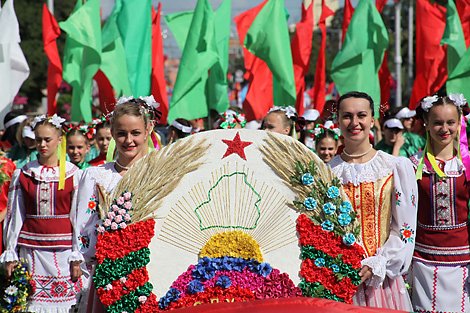 uj_chuka's tweet photo. 𝙄𝙣𝙙𝙚𝙥𝙚𝙣𝙙𝙚𝙣𝙘𝙚 𝘿𝙖𝙮 🇧🇾

Today, Belarus celebrates Independence Day. The holiday marks the liberation of their capital city, Minsk from Nazi German occupation on 3rd July 1944 during the Second World War.

𝙄𝙣𝙩𝙚𝙧𝙚𝙨𝙩𝙞𝙣𝙜 𝙁𝙖𝙘𝙩𝙨 🕵🏻‍♂️:

➤ Capital: Minsk 🏛️
➤ Official Languages: Belarusian and Russian 🗣️
➤ Location: Eastern Europe 🌍
➤ National Animal: European Bison 🦬
➤ National Symbol: Cornflower 🌸
➤ Forest: Home to the Białowieża Forest, one of Europe's last primeval forests 🌳
➤ Demonym: Belarusians 🧍🏻‍♂️
➤ Currency: Belarusian Ruble 💰
➤ Currency Exchange: 1 USD ≈ 2.891 Belarusian Rubles 💵
