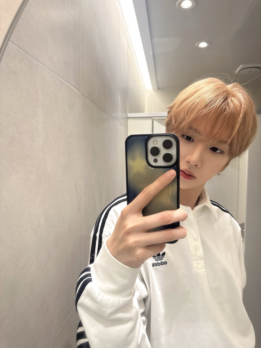 82majortexts's tweet photo. [260703] 🐵🫧

🐵: I arrived in Bangkok!!
🐵: I didn't just bleach my hair, though...

💬: Didn't you dye it beige too?? It's sooo pretty
ㄴ[reply]: Yep! I dyed it kind of a milky beige

🐵: The color fades really quickly
🐵: So I couldn't send you a selfie ㅠ Sorry
🐵: I'll send one today!
🐵: [photo x2]
🐵: 🫶🏻🙈