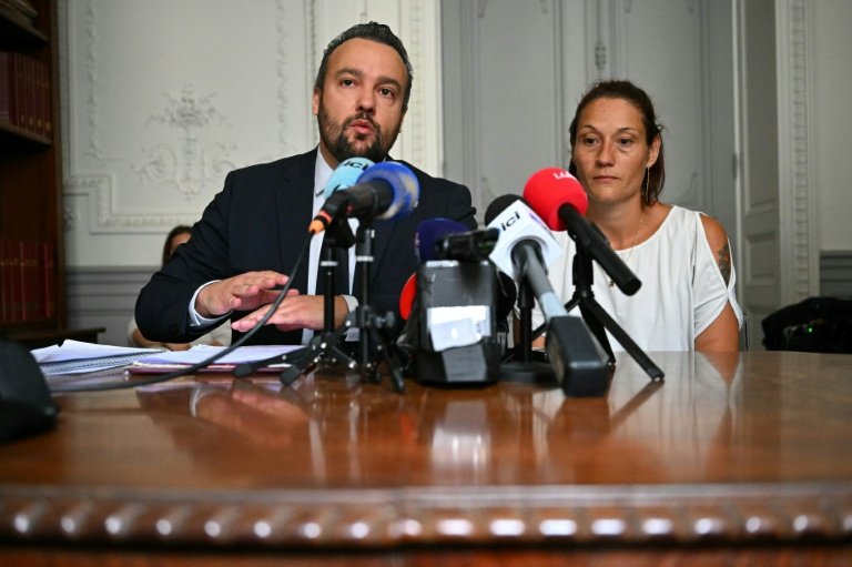 jon_delorraine's tweet photo. 🔴🇫🇷 FLASH | Sébastien Lecornu reporte pour la deuxième fois sa rencontre avec la mère de Rosa, 11 ans, victime de dizaines de viols présumés.

Son avocat dénonce une attitude « déplorable et indigne ». La mère de l’enfant dit se sentir « méprisée et abandonnée » par l’État. (Le Point)