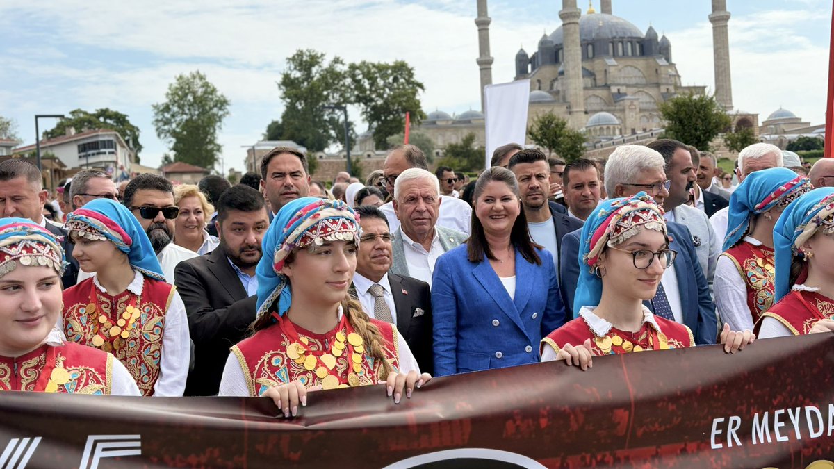 edirnetso's tweet photo. 665. Kırkpınar Yağlı Güreşleri Ağa Karşılama Töreni ve Festival Korteji’ne, Odamız Yönetim Kurulu Başkanı Sezai Irmak katıldı. 

Kentin köklü geleneklerini yaşatan ve asırlardır sürdürülen Kırkpınar Yağlı Güreşleri kapsamında düzenlenen programlarda, kültürel mirasın korunması ve gelecek nesillere aktarılmasının önemi bir kez daha vurgulandı.