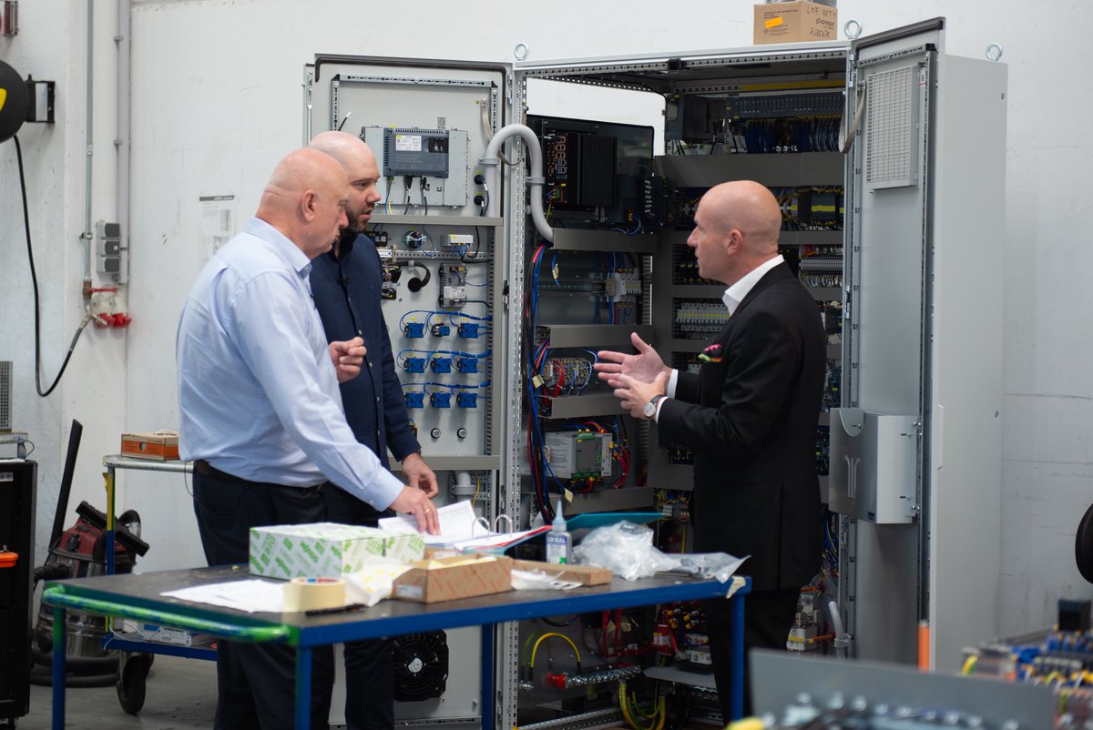 PallasCapital's tweet photo. Spannender Austausch zwischen unserem Vorstand und Wolfgang Schwarz sowie Paul Schwarz von Spörk Antriebssysteme.

Das österreichische Unternehmen ist auf Robotik, Automatisierung, Antriebstechnik und Schaltschrankbau spezialisiert und derzeit auf Expansionskurs. https://t.co/R65tOPMMIX