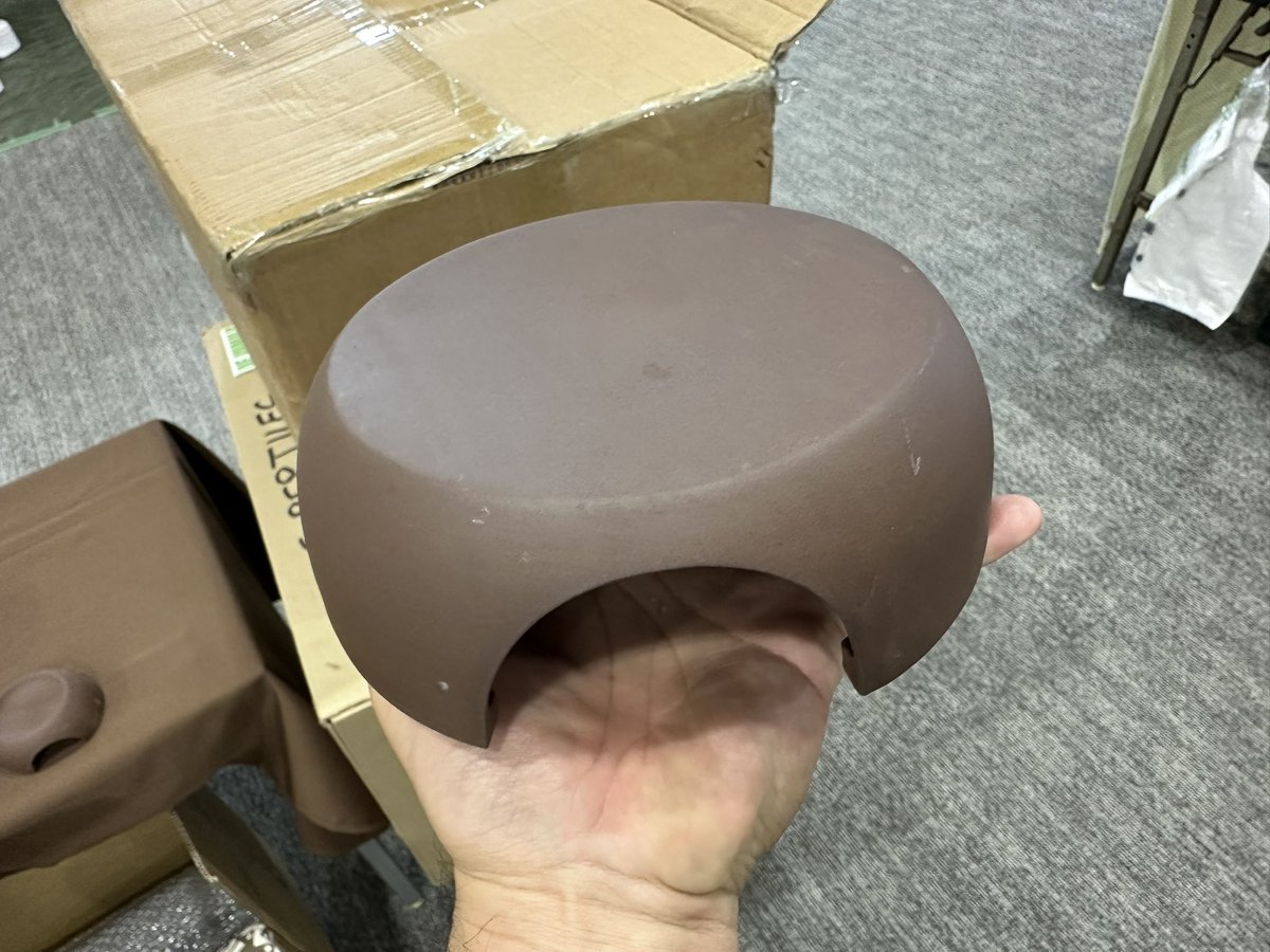 pumilio_pumin's tweet photo. 諸事情で遅れてたオリジナルシェルターの新型バージョン、このタイミングで到着😳😅😂明日から販売！
直径約18cm、高さ約6cmと、今までの2種類より急にデカめ✨️
トゲオアガマ、イワトカゲ、ヨロイトカゲ、オージーモニターなど隙間が好きな中型トカゲ、オバケなどの大型ヤモリ等をイメージして設計😉 https://t.co/ieD2Wy8Dwd