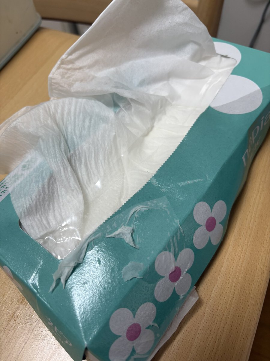 09_desu_'s tweet photo. 【帰宅して一番最初に目にした物】

びしょ濡れのティッシュボックス。
（しかも昨日開けたばかり…）

「え…なんで？」

と聞いたら、

息子が真顔で

「ティッシュって植物みたいだから、根っこみたいに床に置いて水をあげたらどうなるか見たかった。」

と…。

理解もできず、怒りもせず、
ただ「もったいないなぁ」という気持ちだけを抱えて、その場をそっと立ち去りました。

たぶん、現実を受け止めるまで少し時間が必要だったんだと思います😂

子育てって、毎日「なんでそうなった!?」の連続ですね😑