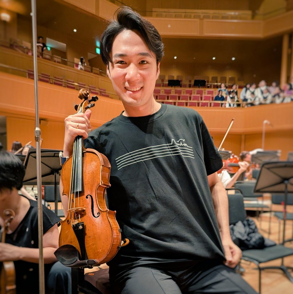 nagoyaphil's tweet photo. 桂冠指揮者＝小林研一郎とのゲネプロが終了です！　あとは18:45の開演を待つばかり。ヴェルディ「レクイエム」は、凄まじい傑作！
そして会場では、名フィル60周年記念Tシャツが販売開始！　数に限りがございますので、お早めにお求めください。（モデルはコンサートマスター＝森岡聡）
#名フィル547 https://t.co/ZXjXoYmInx