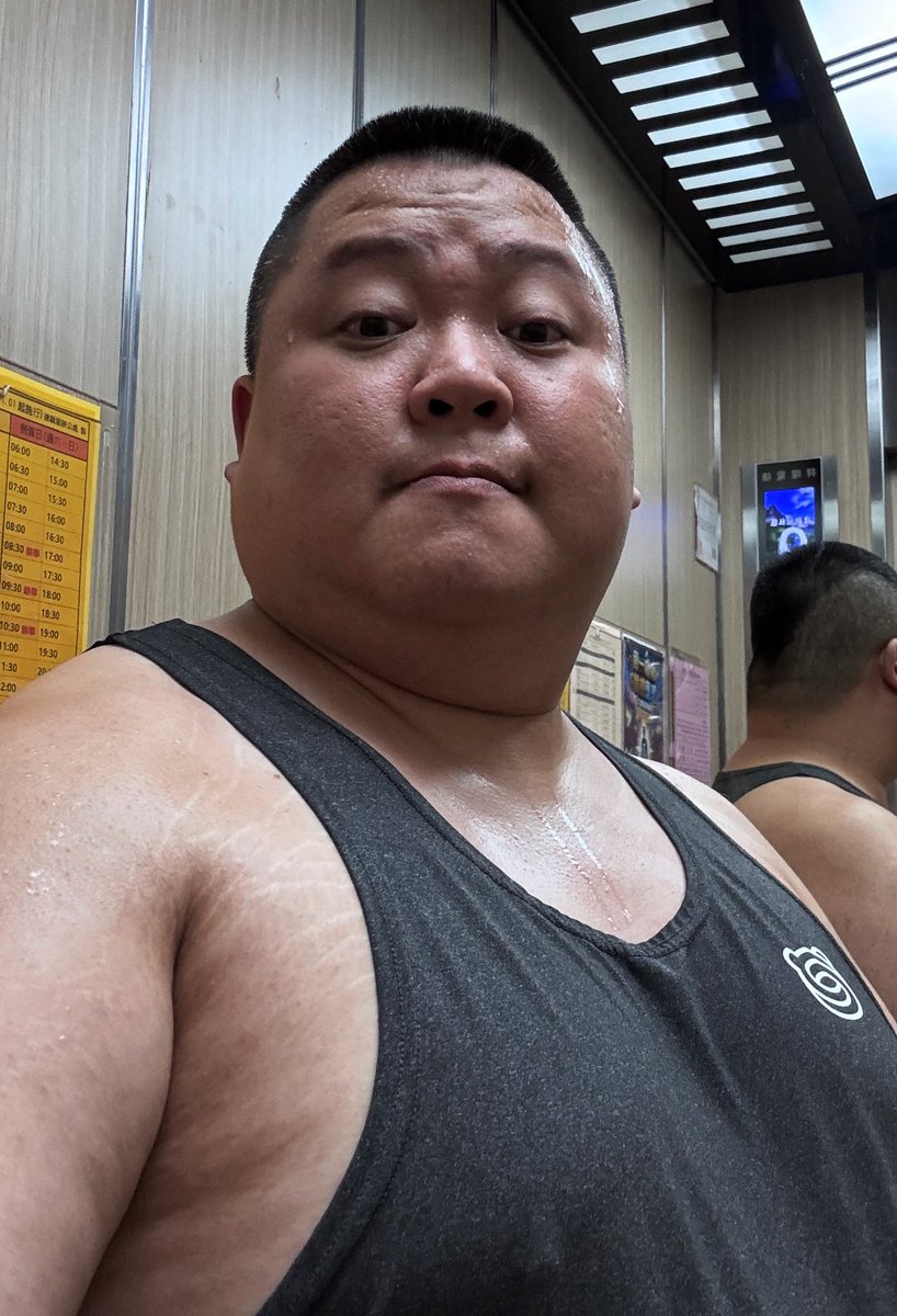PandaYo12's tweet photo. 我是溫室的花朵
出門五分鐘就濕到像游完泳然後還頭痛
我就廢❤️ https://t.co/td5QRvvNJL