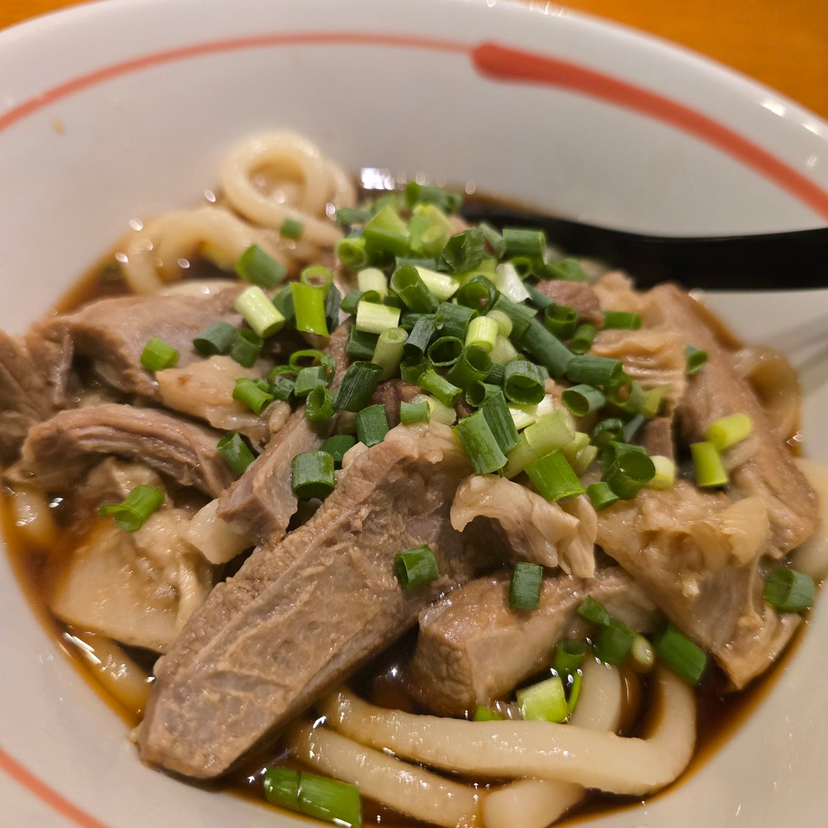 sms_itscojp's tweet photo. 虎次朗さんのランチです！
ぶっかけうどんにたくさん牛すじ煮込みが入っていて食べ応えがありました♪
やわらかくて美味しかったです🐄😋
#企業公式相互フォロー #企業公式ランチ部 #企業公式飯テロ交流会 #突撃企業の昼ごはん https://t.co/LTkIzcD1fo