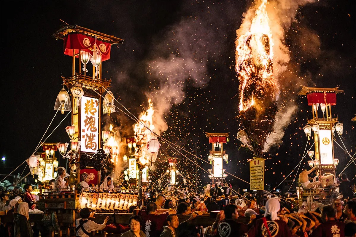 Discover_Japan's tweet photo. 石川県・能登町《 #あばれ祭》
火の粉の中をキリコが乱舞！能登のキリコ祭りの開幕を告げる。
https://t.co/p5L6W6pyDU https://t.co/02RN6Wmzho
