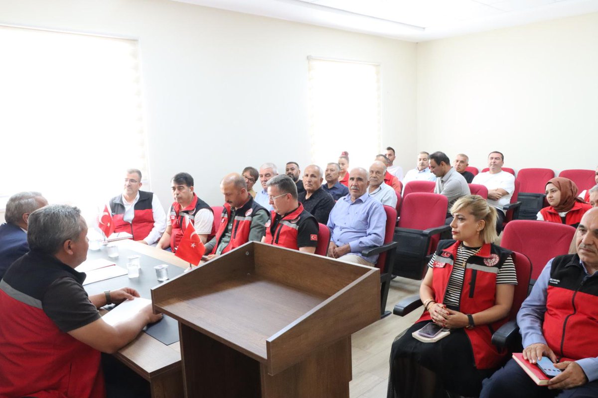 anteptarimill's tweet photo. Karkamış İlçesi Tarım Sektörü istişare toplantısı İl Müdürümüz Sayın İbrahim SAĞLAM, İl Müdür Yardımcımız, Şube Müdürlerimizin, İlçe Ziraat Odası Başkanı ve sektör temsilcilerinin katılımlarıyla düzenlenmiştir.
@TCTarim @ibrahimyumakli @ibrahimsaglam46 @tobeydb https://t.co/1rjpeMTLBZ