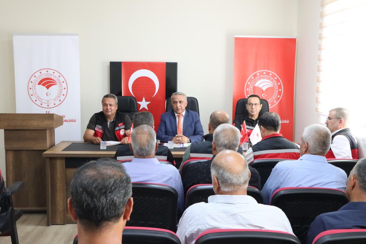 anteptarimill's tweet photo. Karkamış İlçesi Tarım Sektörü istişare toplantısı İl Müdürümüz Sayın İbrahim SAĞLAM, İl Müdür Yardımcımız, Şube Müdürlerimizin, İlçe Ziraat Odası Başkanı ve sektör temsilcilerinin katılımlarıyla düzenlenmiştir.
@TCTarim @ibrahimyumakli @ibrahimsaglam46 @tobeydb https://t.co/1rjpeMTLBZ