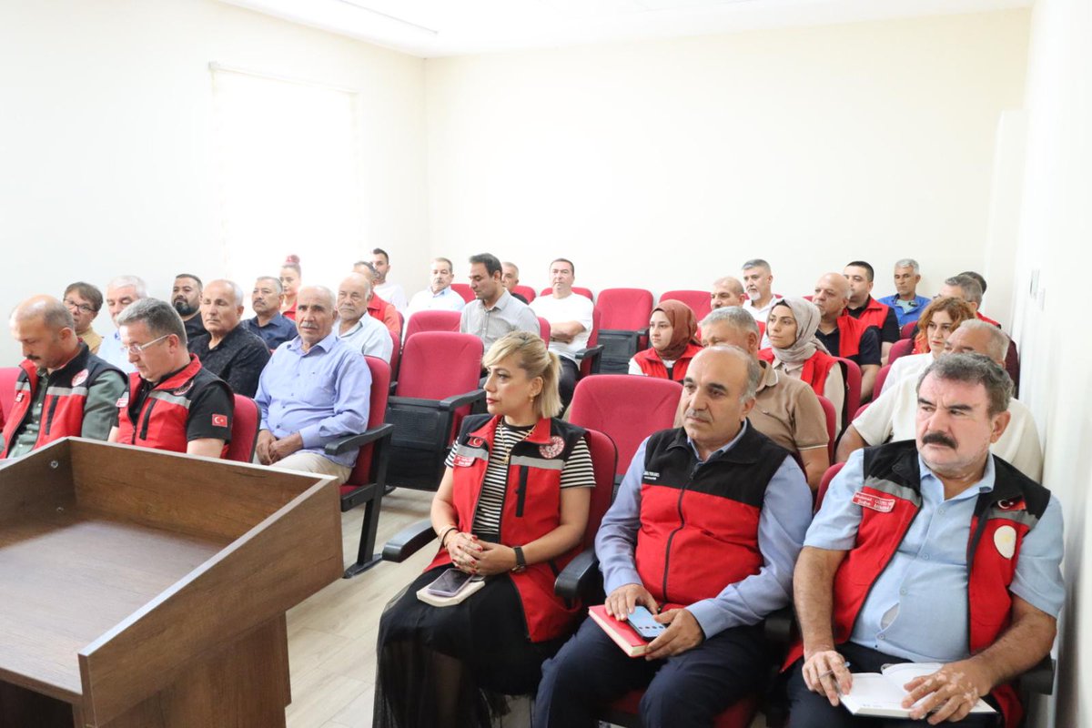 anteptarimill's tweet photo. Karkamış İlçesi Tarım Sektörü istişare toplantısı İl Müdürümüz Sayın İbrahim SAĞLAM, İl Müdür Yardımcımız, Şube Müdürlerimizin, İlçe Ziraat Odası Başkanı ve sektör temsilcilerinin katılımlarıyla düzenlenmiştir.
@TCTarim @ibrahimyumakli @ibrahimsaglam46 @tobeydb https://t.co/1rjpeMTLBZ
