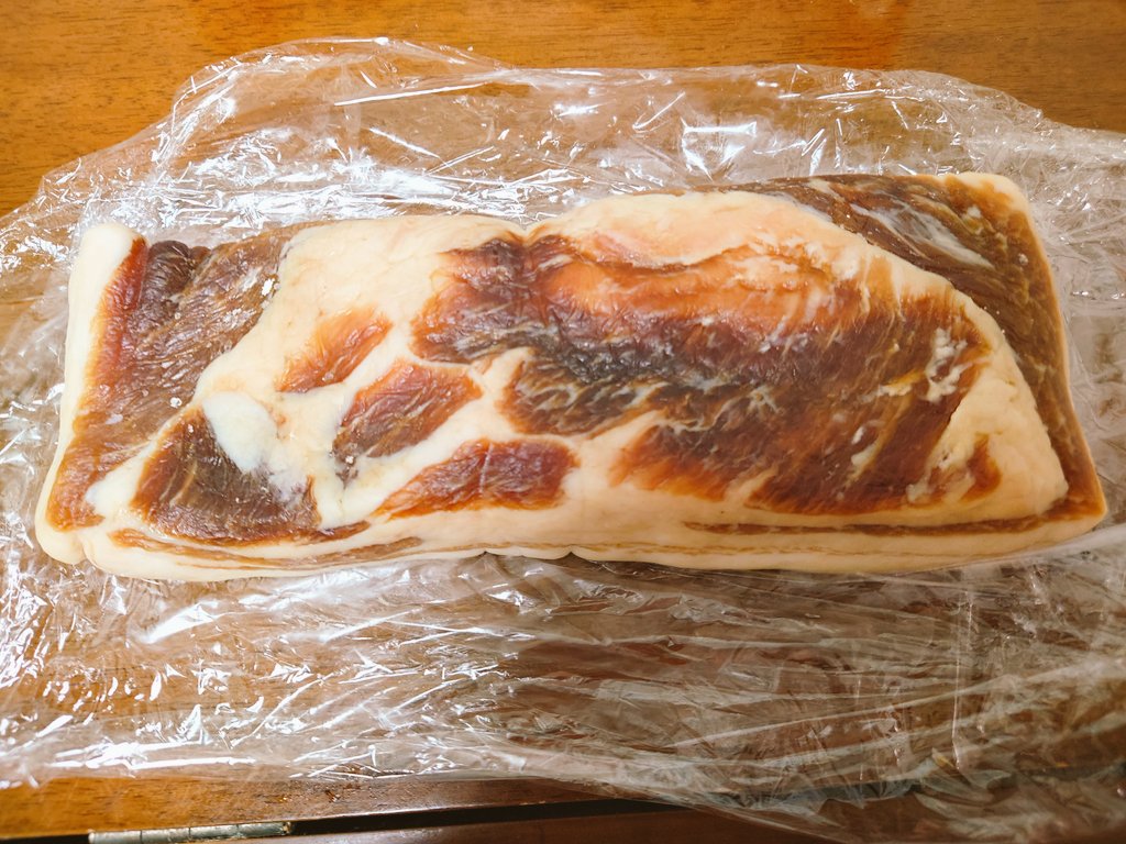 eUwxvhsdPM's tweet photo. 『自家製パンチェッタ』
と言うと聞こえがいいが、

『塩漬けして2ヶ月放置した生肉』
と言うと一気に怖くなるな……ペペロンチーノ作って食う https://t.co/KTOWER3f6A