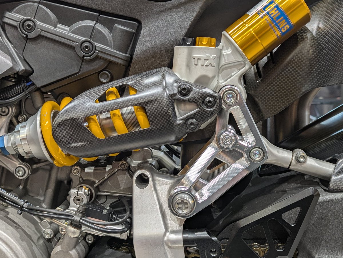 Ducati_Service's tweet photo. 🇮🇹　1299panigaleR FE　🇮🇹
コアプロテクションスクリーン
サスリンクプレート
取り付け完了❗️
#DucatiLifestyleTokyo
#ドゥカティ
#ducati
#Ducati
#DLT https://t.co/h3yiHb4GL8