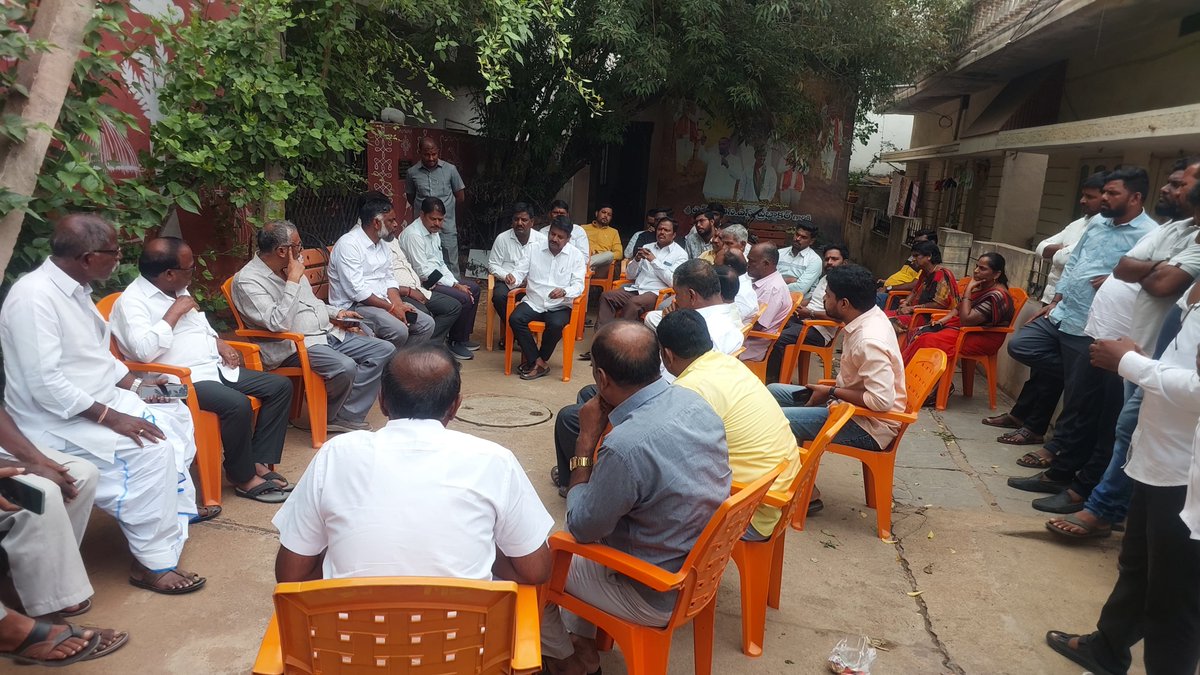 NvssprabhakarM's tweet photo. #ప్రజలకోసం- #ప్రగతికోసం -#ప్రభాకర్ #ప్రజాదర్బార్ లో భాగంగా ఈరోజు పలువురు #పౌరులు వచ్చి కలిసి వారి యొక్క సమస్యల్ని విన్నవించుకోవడం జరిగింది https://t.co/pIGzkduw52