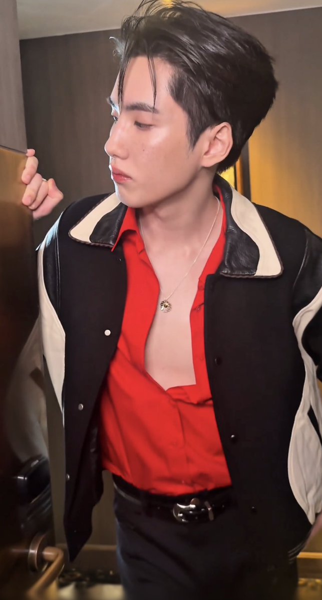 RATCHADAWAN01's tweet photo. หล่อมาก งานนี้กระดุมไม่ค่อยทำงานเท่าไหร่🫠

PHUPEEM AT SHISEIDO

#PHUTATCHAI
#ULTIMUNESTUDIOatCENTRALWORLD https://t.co/YTjpVusgbg
