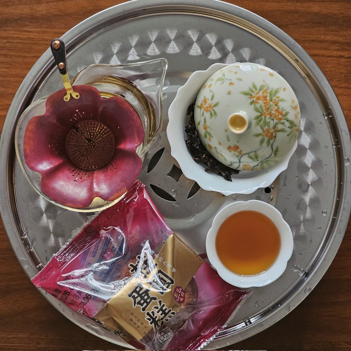 oo0tea's tweet photo. 花蓮の蜜香紅茶を飲みました。韓国の台湾茶勢の茶友からお裾分けしてもらったものになります。
3煎目くらいの爆発するような花の香りと最後に残るスッキリした渋味に感動。すごく清らかなのにベースに果実もあってずば抜ける花の香りがすごい。お茶請けにした台湾の龍眼ケーキとの相性もよかったです！ https://t.co/2DTwfTNZ5I