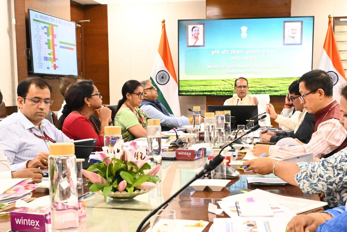 AgriGoI's tweet photo. माननीय केंद्रीय कृषि एवं किसान कल्याण मंत्री श्री शिवराज सिंह चौहान ने कृषि भवन, नई दिल्ली में कृषि एवं किसान कल्याण विभाग के सचिव श्री अतीश चंद्रा, सचिव (डेयर) एवं महानिदेशक (आईसीएआर) डॉ. एम.एल. जाट तथा कृषि एवं किसान कल्याण मंत्रालय के वरिष्ठ अधिकारियों की गरिमामयी उपस्थिति में कृषि क्षेत्र की साप्ताहिक समीक्षा बैठक की।

माननीय मंत्री ने सूखे, अल-नीनो तथा मानसून का कृषि क्षेत्र पर पड़ने वाले संभावित प्रभाव, वर्तमान कृषि परिदृश्य तथा किसानों के हित में आवश्यक तैयारियों एवं रणनीतियों की विस्तृत समीक्षा की।  

#ShivrajSinghChouhan
#IndianAgriculture
#AgriGOI